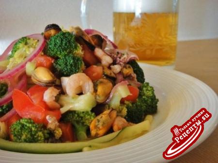 Овощной салат с морепродуктами 149 ккал на 100 гр