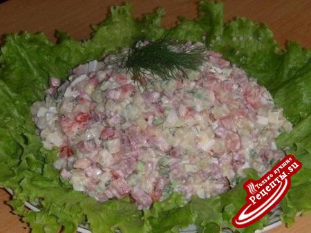      Салат с копченой колбаской