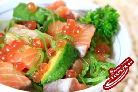 Салат с авокадо лососем и красной икрой