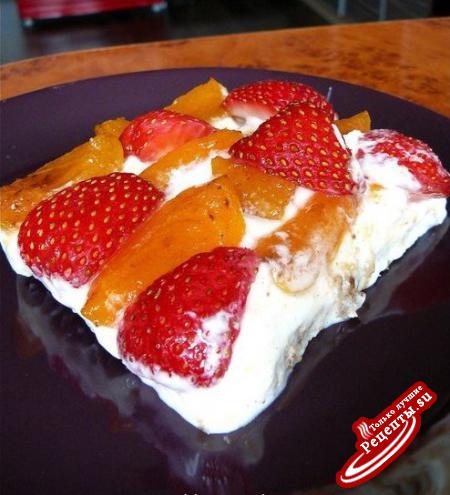 Тарт с творожно-йогуртовым кремом, абрикосами и клубникой (без выпечки)